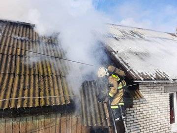В Башкирии 20 человек тушили пожар в доме, где живет многодетная семья