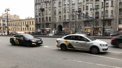 Треть таксистов в России имеют 20-летний стаж вождения