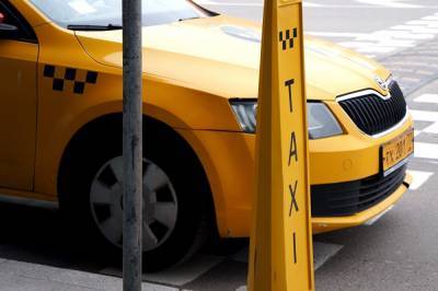 В Екатеринбурге приставы задержали должника-таксиста, представившись пассажирами