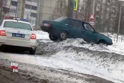 Занесло: легковой автомобиль врезался в опору в Петрозаводске