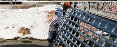 В Красноярске на реке Бугач установили новую решетку для отлавливания мусора