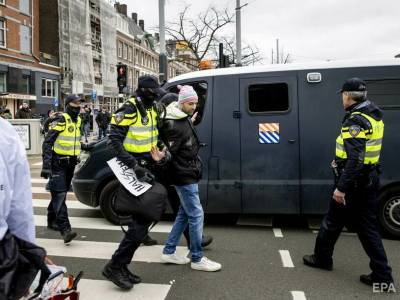 В Амстердаме полиция задержала более 150 участников протеста против карантинных ограничений