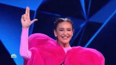 Ольга Бузова в образе Розовой Пантеры шокировала жюри шоу "Маска"