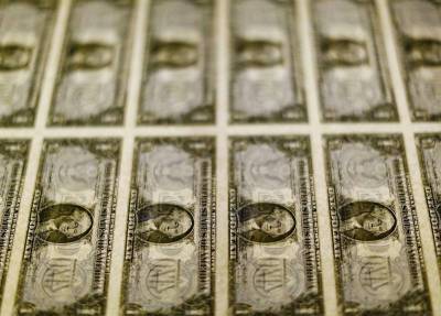 Рубль умеренно снизился к доллару и евро на "Московской бирже"