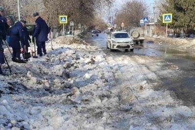 На улице Военных автомобилистов в Рязани десантники забросали снегом дорогу