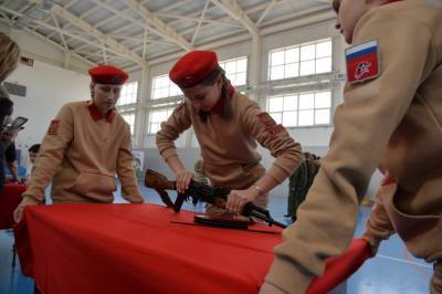 Школьницы Сахалина продемонстрировали умения в военно-прикладных дисциплинах