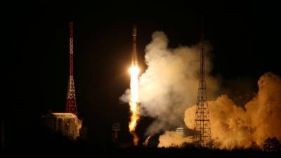 Ракету "Союз-2.1б" установили в стартовую систему космодрома "Восточный"