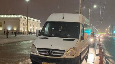 В Минске водитель маршрутки вышел из машины, поскользнулся и попал под троллейбус