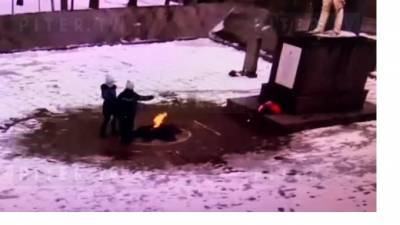 Дети затушили снегом Вечный огонь в Красном Селе - piter.tv