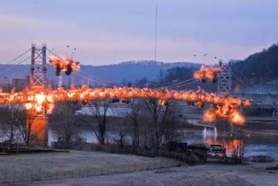 Дрон показал взрыв старого моста в США