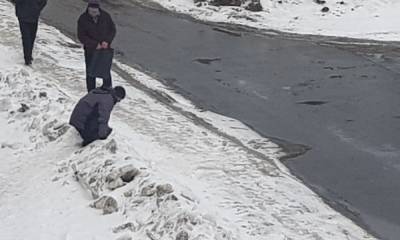 В Петрозаводске безногий инвалид переползает через снежные завалы: горожане в ужасе от качества уборки