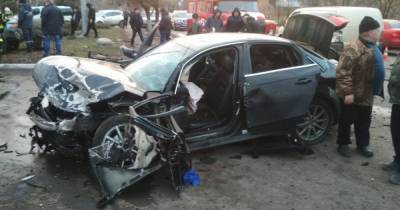 В Торецке столкнулись две легковушки: водители погибли, еще три человека в больнице