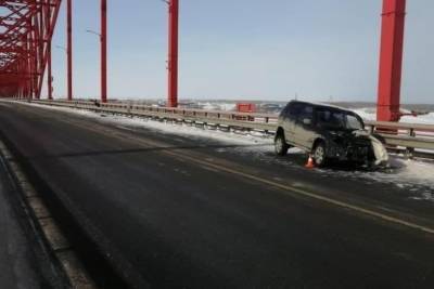 На мосту «Красный дракон» в Ханты-Мансийске чуть не разбился уснувший водитель