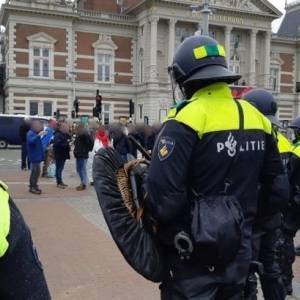 На акции против карантинных ограничений в Амстердаме задержали 150 человек
