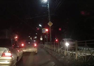 В Рязани засняли, как такси Uber едет по тротуару