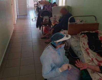 Коронавирусных пациентов размещают в коридорах в больницах Николаева
