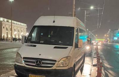 Водитель маршрутки в Минске поскользнулся, выходя из машины, и попал под троллейбус