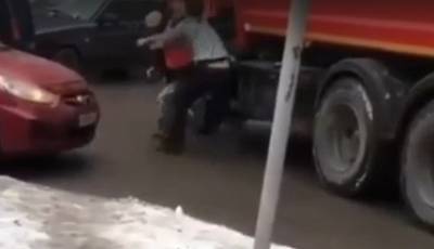 В Тюмени во дворе автомобилист напал на водителя мусоровоза. Мусорщик разбил ему нос
