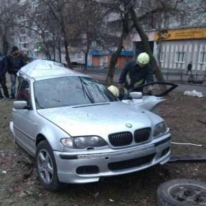 В Запорожье от удара «BMW» разорвало на части: погиб один пассажир, еще два человека в больнице. Фотофакт