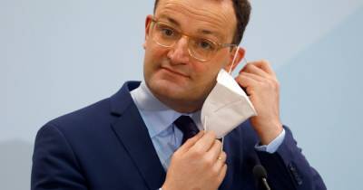 Spiegel: Минздрав Германии занимался закупкой масок через компанию мужа министра-гея