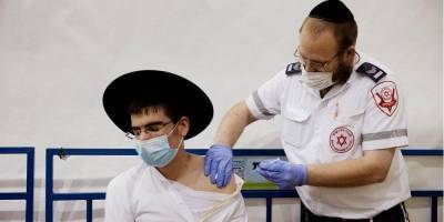 Более половины населения Израиля полностью провакцинировались от коронавируса
