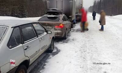 Четыре автомобиля столкнулись на трассе в Карелии