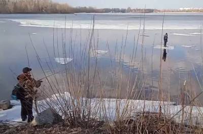 В Киеве рыбак спас мальчика удочкой: Ребенка унесло на льдине