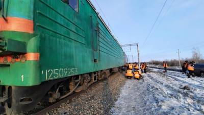 В Челябинской области с рельсов сошел локомотив грузового поезда