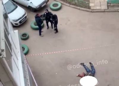 В Одессе мужчина свел счеты с жизнью: роковой прыжок попал на видео