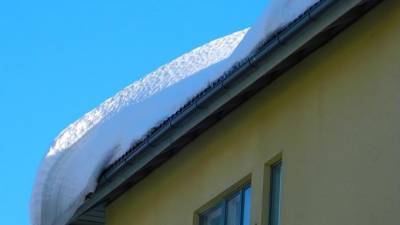 В Выборге на 17-летнюю девушку с крыши упала снежная глыба