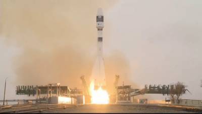 Старт ракеты-носителя «Союз-2.1а» с 38 спутниками с космодрома Байконур