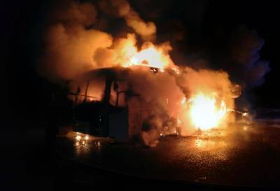 На дороге в Тверской области сгорел пассажирский автобус