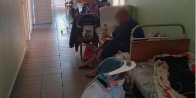 В больницах Николаева больных COVID-19 размещают в коридорах, власти утверждают, что ситуация серьезная, но не критическая