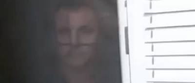 Прохожий через окно пытался утихомирить хозяина квартиры, который громко храпел: видео курьеза в Харькове