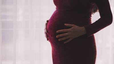 Внешние факторы могут повлиять на генетику матери задолго до зачатия ребёнка