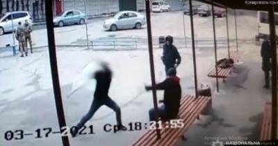 В Калиновке пьяный дебошир ударил мужчину по голове рекламным щитом, видео