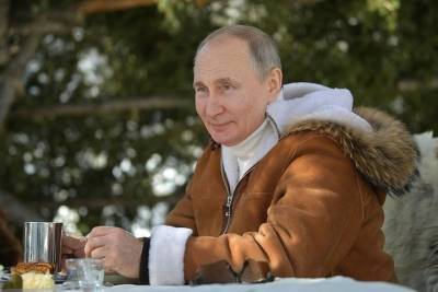 Песков поделился деталями отдыха Путина в тайге