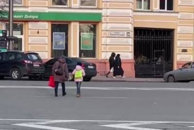"Мать года": в Харькове женщина с маленьким ребенком перебегала многополосную дорогу, кадры