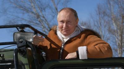 Песков рассказал, брал ли Путин с собой в тайгу ядерный чемоданчик