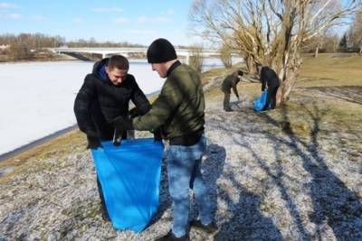 Берег реки Великой очистили от мусора сотрудники отдела по конвоированию