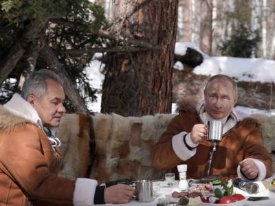 На столе у Путина в тайге нашли секретное послание Байдену