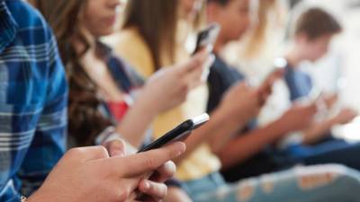 Соцсети, а не живое общение: почему подростки постоянно используют гаджеты