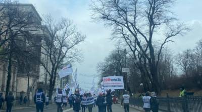 В центре Киева ограничили движение транспорта на одной из улиц из-за протестов