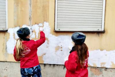 Полиция совместно с добровольцами закрасили в Пскове рекламу наркотиков