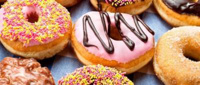 Кофейни Krispy Kreme в США пообещали бесплатные пончики сделавшим прививку от COVID-19
