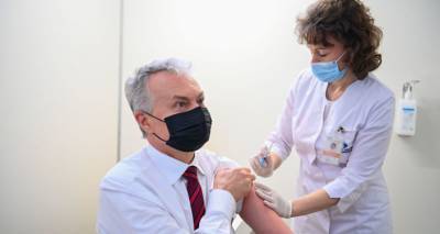 Президент Литвы публично привился вакциной AstraZeneca