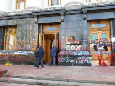 В Киеве начали устранять последствия беспорядков митингующих под ОПУ