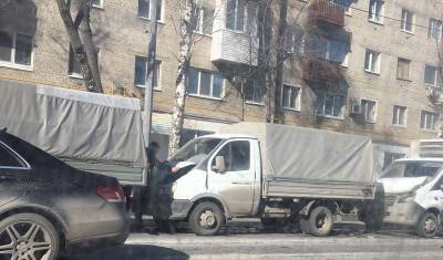 Три грузовых «ГАЗели» столкнулись 22 марта на улице Профсоюзной в Тюмени