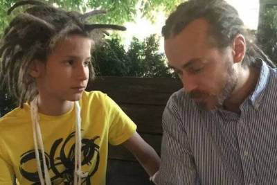 «Предлагает грязные вещи» 15-летний сын Децла живет в страхе из-за преследователя