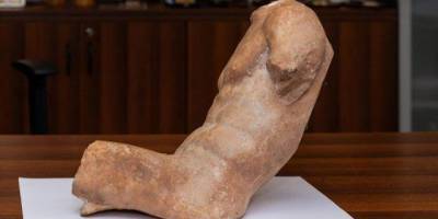 «Исключительный предмет искусства». В Греции арестовали мужчину, пытавшегося продать старинную мраморную статую